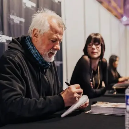 Jacques Chambon en séance d'autographe lors d'une convention